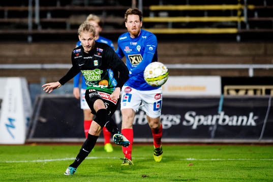 Varbergs Oliver Silverholt skjuter