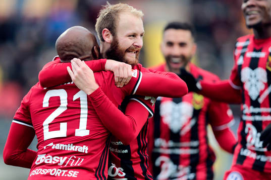 Östersunds Curtis Edwards och Fouad Bachirou jublar