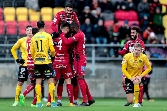 Östersunds Sotirios Papagiannopoulus jublar med lagkamrater