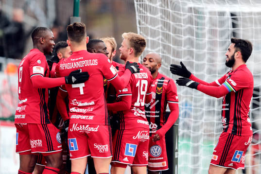 Östersunds Saman Ghoddos jublar med lagkamrater