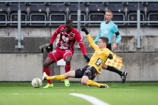 Östersunds Ken Sema mot Elfsborgs Adam Lundqvist