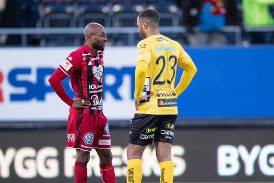 Östersunds Fouad Bachirou pratar med Elfsborgs Alex Dyer