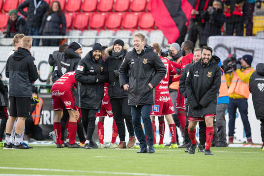 Östersunds tränare Graham Potter skrattar