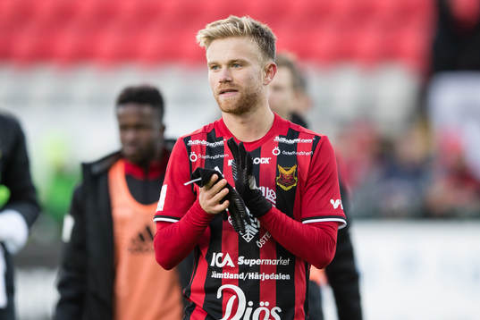 Östersunds Dennis Widgren tackar publiken