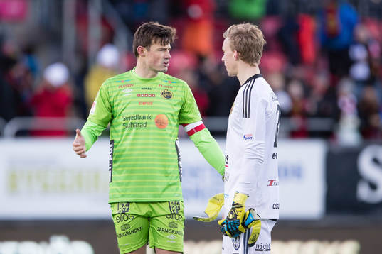 Elfsborgs målvakt Kevin Stuhr Ellegaard samtalar med