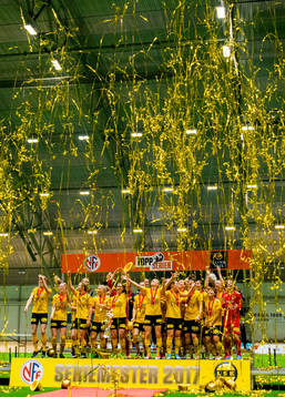 LSK Kvinner celebrates winning the league