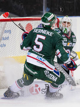 Frölundas målvakt Johan Mattsson och Adam Almqvist ser