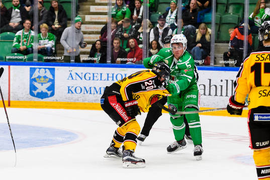 Rögles Alen Bibic och Luleås Gustav Rydahl brottas