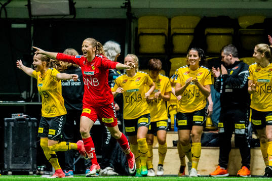 Guro Reiten and goalkeeper Cecilie Fiskerstrand of LSK