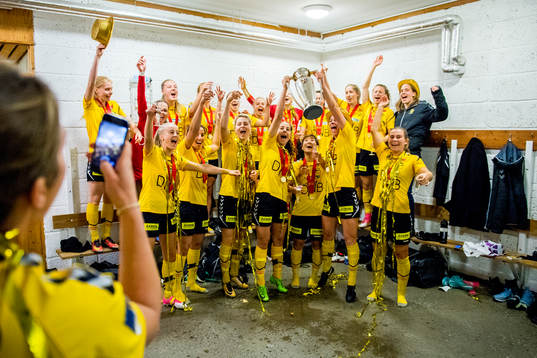 LSK Kvinner celebrates in the dressing room