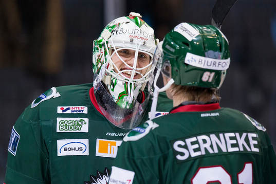 Frölundas målvakt Johan Mattsson jublar ihop med Lias
