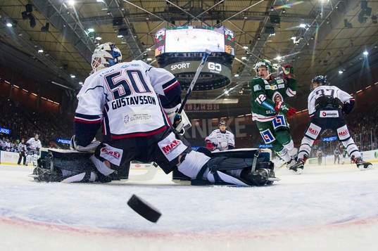 Frölundas Victor Olofsson (ej i bild) skjuter 1-0 bakom