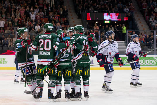 Frölundas Ryan Lasch jublar och omfamnas