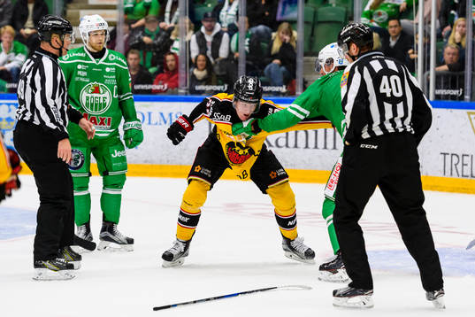 Rögles Alen Bibic och Luleås Gustav Rydahl brottas