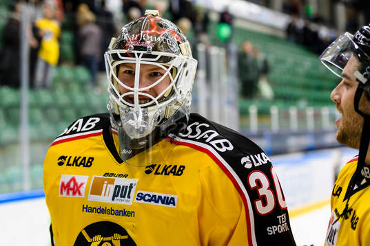 Luleås målvakt Filip Gustavsson jublar när han lämnar