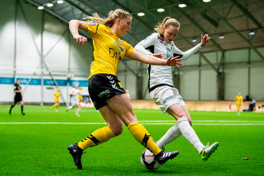 Sophie Haug of LSK Kvinner and Stine Reinås of Stabæk