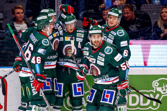 Frölundas Simon Hjalmarsson jublar med lagkamrater
