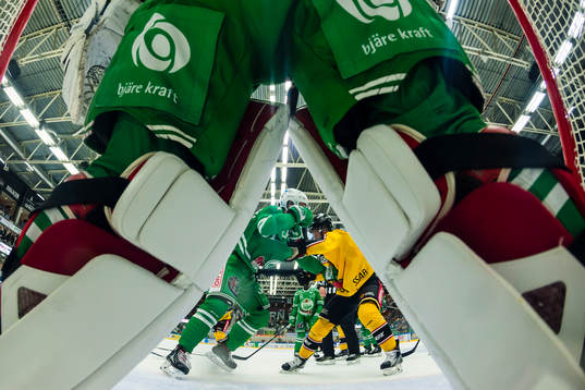 Rögles Alen Bibic och Luleås Gustav Rydahl brottas