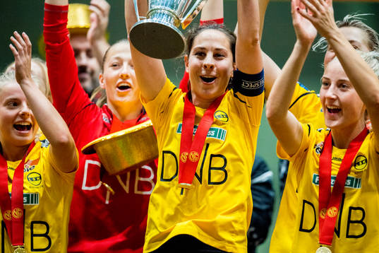 Ingrid Moe Wold of LSK Kvinner lifts the league trophy