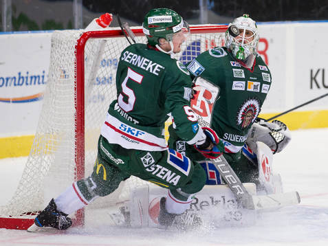 Frölundas målvakt Johan Mattsson och Adam Almqvist ser