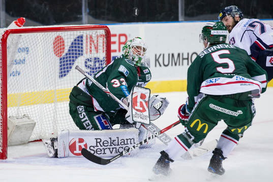 Frölundas målvakt Johan Mattsson räddar ett avslut från