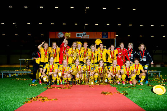 LSK Kvinner celebrates winning the league