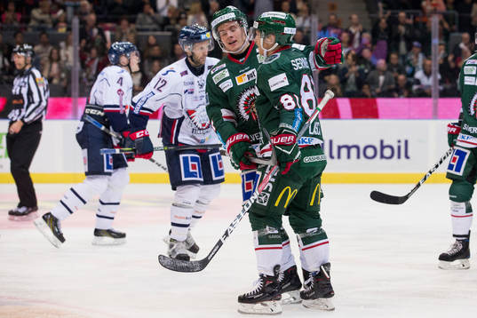 Frölundas Ryan Lasch jublar ihop med Victor Olofsson