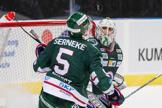 Frölundas målvakt Johan Mattsson och Adam Almqvist ser