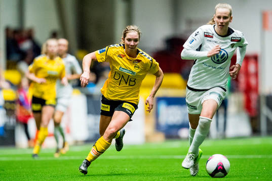 Marte Berget of LSK Kvinner and Stine Reinås of Stabæk