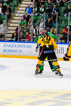 Rögles Alen Bibic och Luleås Gustav Rydahl brottas