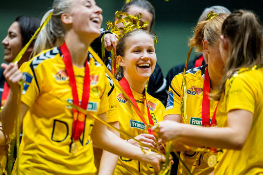 Guro Reiten of LSK Kvinner celebrates winning the league