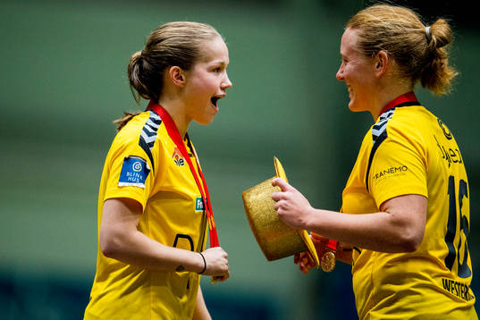 Guro Reiten and Anna Åsa Olivia Westerlund of LSK Kvinner