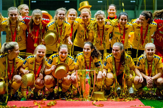 LSK Kvinner celebrates winning the league