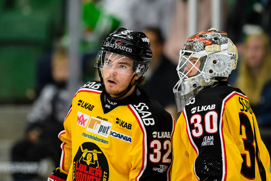 Luleås Oscar Engsund och målvakt Filip Gustavsson