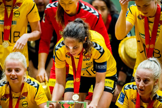 Ingrid Moe Wold of LSK Kvinner lifts the league trophy