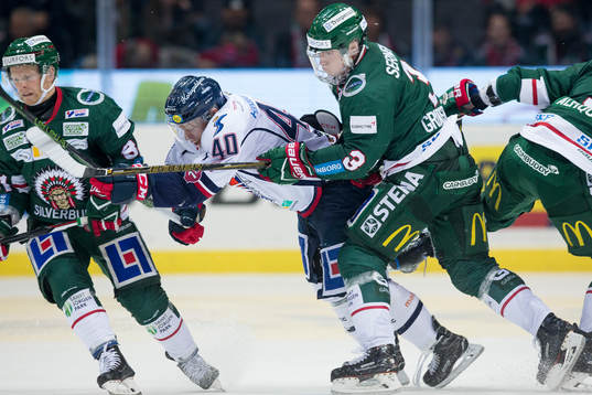 Linköpings Ken André Olimb blir tacklad av Frölundas