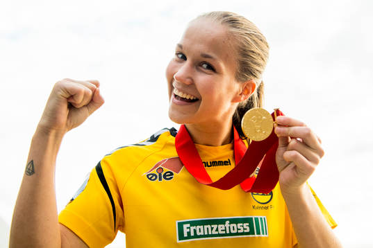 Guro Reiten of LSK Kvinner poses with the gold medal