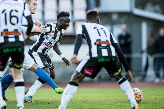 Landskronas Edafe Egbedi före Oddevolds Robin Jansson