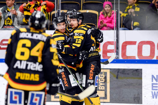 Skellefteås Adam Pettersson jublar med lagkamrater