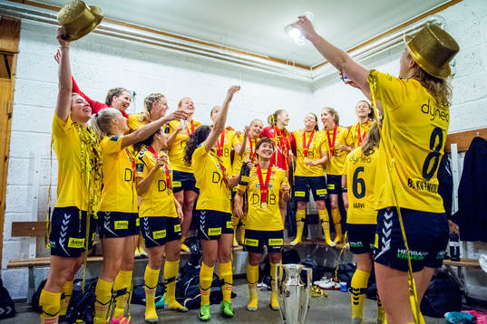 LSK Kvinner celebrates in the dressing room