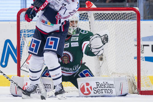 Frölundas målvakt Johan Mattsson med en blockräddning