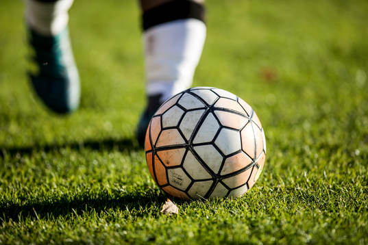 En fotboll på gräsmattan