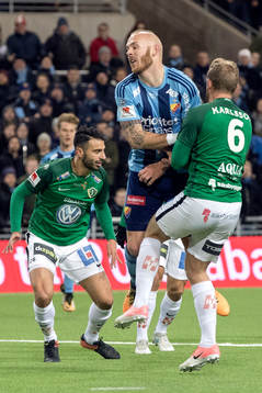 Djurgårdens Magnus Eriksson blir stoppad av André Calisir