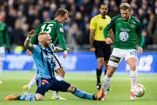 Djurgårdens Magnus Eriksson i kamp om bollen med