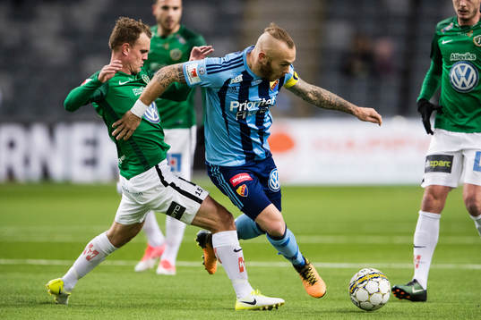 Jönköpings Stian Aasmundsen i kamp om bollen med