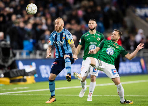 Djurgårdens Magnus Eriksson i kamp om bollen med