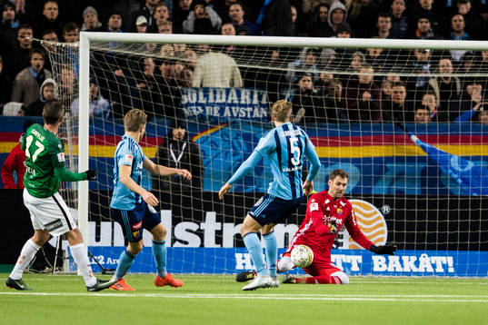 Djurgårdens målvakt Andreas Isaksson med en räddning