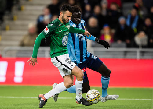 Jönköpings André Calisir i kamp om bollen med