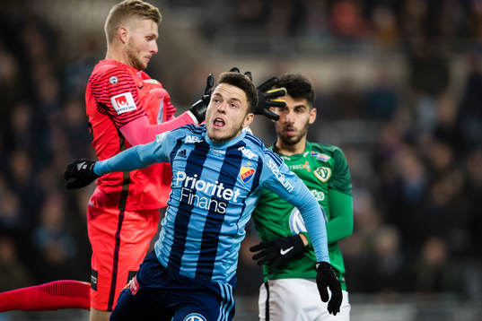 Jönköpings målvakt Anton Cajtoft tar hand om bollen
