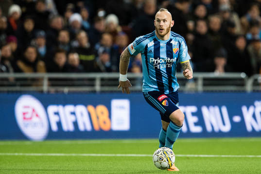 Djurgårdens Magnus Eriksson med bollen